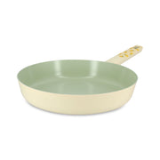 Poêle Citron 28cm en aluminium Menastyl, extérieur beige et intérieur vert pastel, vue de trois quarts