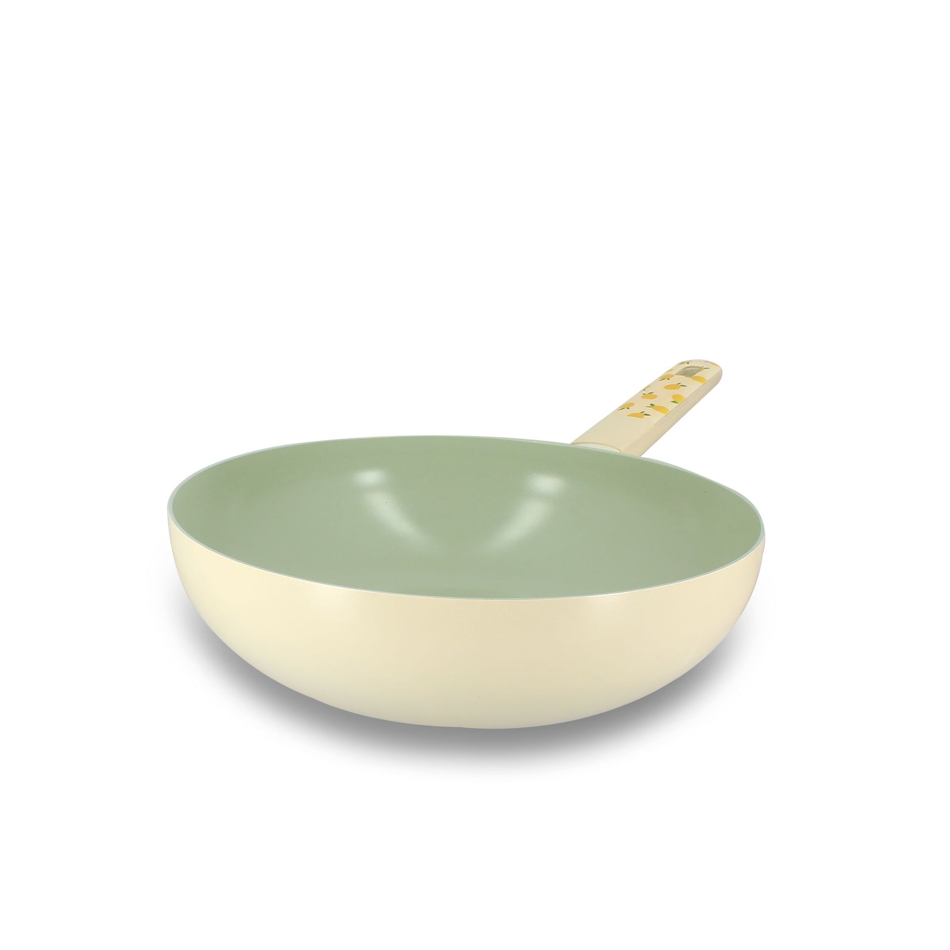 Wok Citron 28cm Menastyl en aluminium, intérieur vert pastel et extérieur crème, vue de trois quarts avec manche décoré