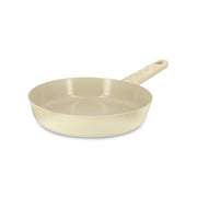 Poêle Marguerite 20cm en aluminium beige clair Menastyl, vue de trois-quarts avec manche