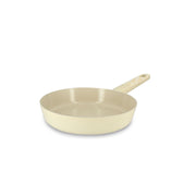 Poêle Marguerite 20cm en aluminium beige crème Menastyl, vue de trois quarts avec manche