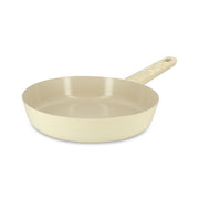Poêle Marguerite 24cm en aluminium beige clair Menastyl, vue de trois-quarts avec manche perforé