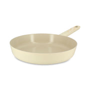 Poêle Marguerite 28cm en aluminium beige crème Menastyl, vue de trois-quarts avec manche étoilé