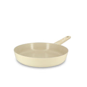 Poêle Marguerite 28cm en aluminium beige clair Menastyl, vue de trois quarts sur fond blanc