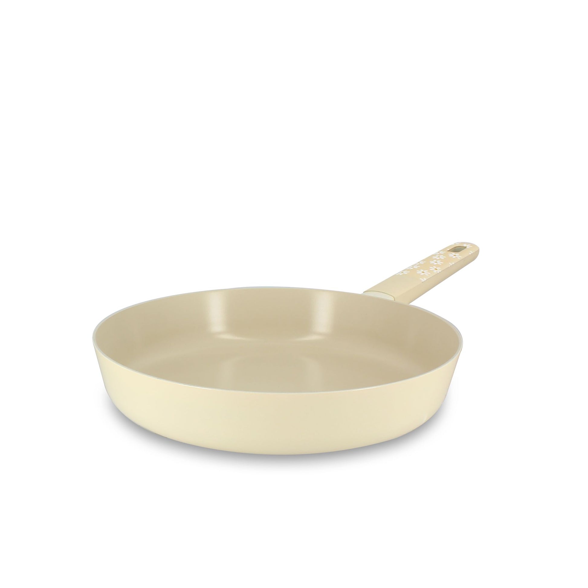 Poêle Marguerite 28cm en aluminium beige clair Menastyl, vue de trois quarts sur fond blanc
