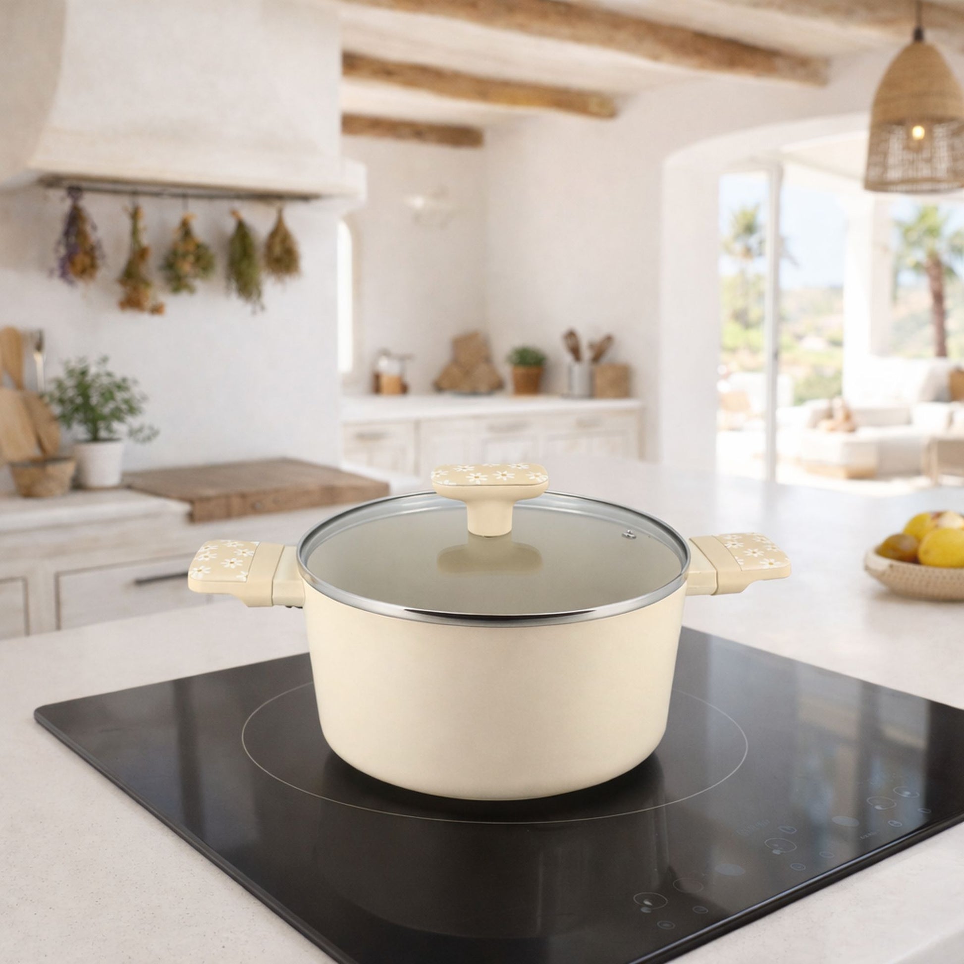 Faitout Marguerite 24cm crème avec couvercle en verre, posé sur plaque induction dans cuisine lumineuse