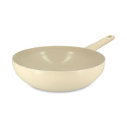 Wok Marguerite 28cm en aluminium beige crème Menastyl, vue de trois quarts sur fond blanc