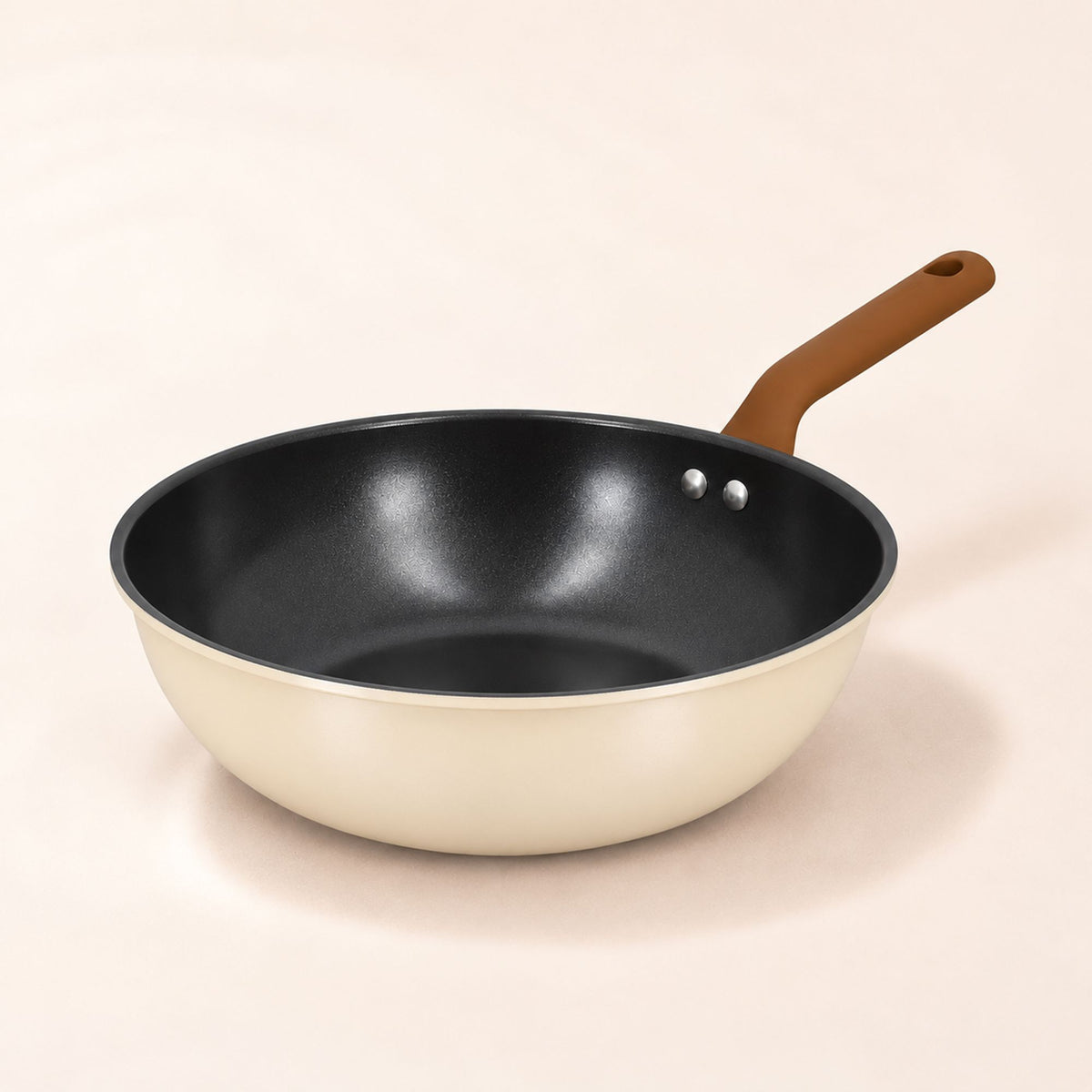 Wok Praticook 28cm acier carbone, extérieur crème et intérieur antiadhésif noir, vue trois-quarts avec manche marron
