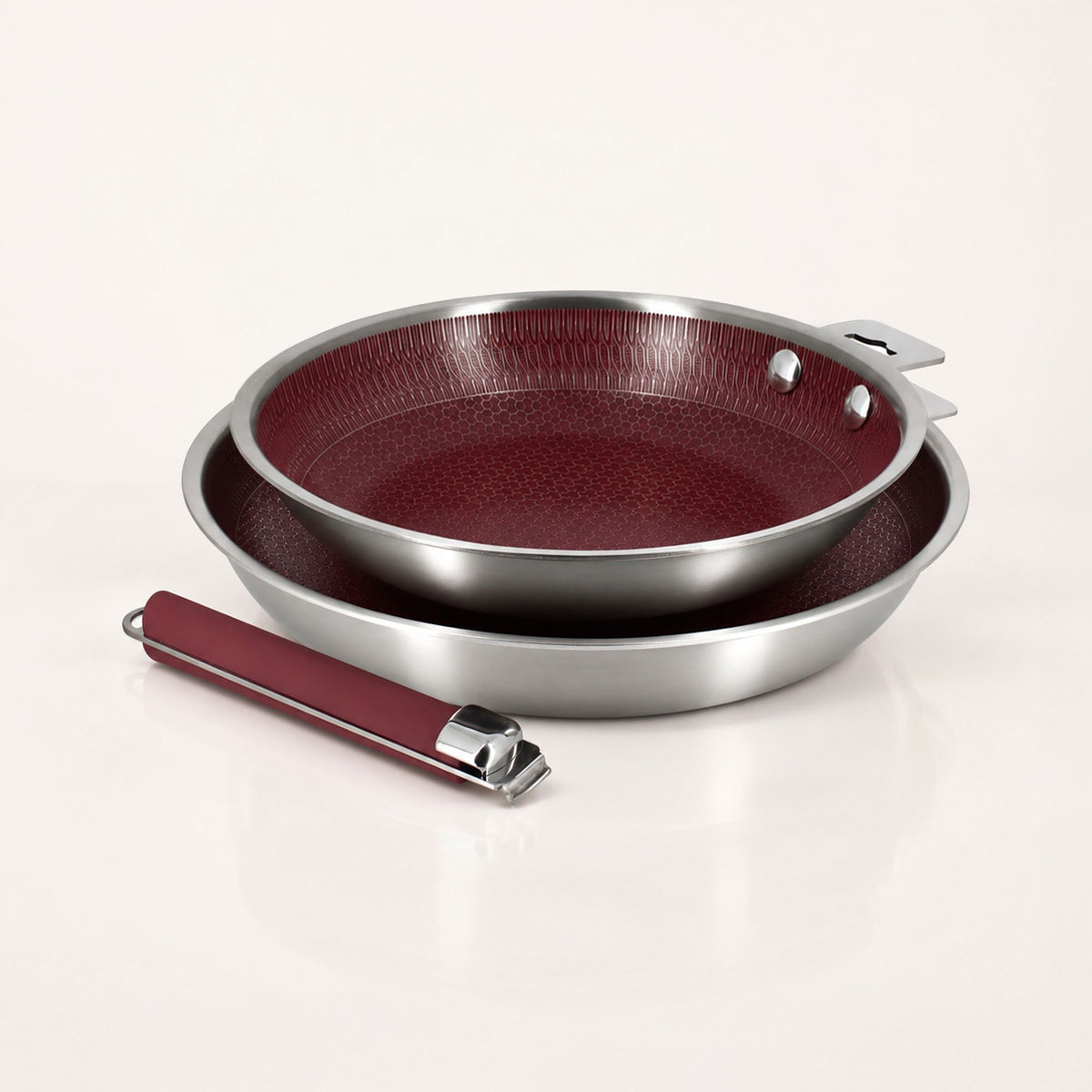 Lot de 2 poêles Aglaé en acier inoxydable 24 et 28 cm avec poignée amovible, intérieur rouge bordeaux antiadhésif
