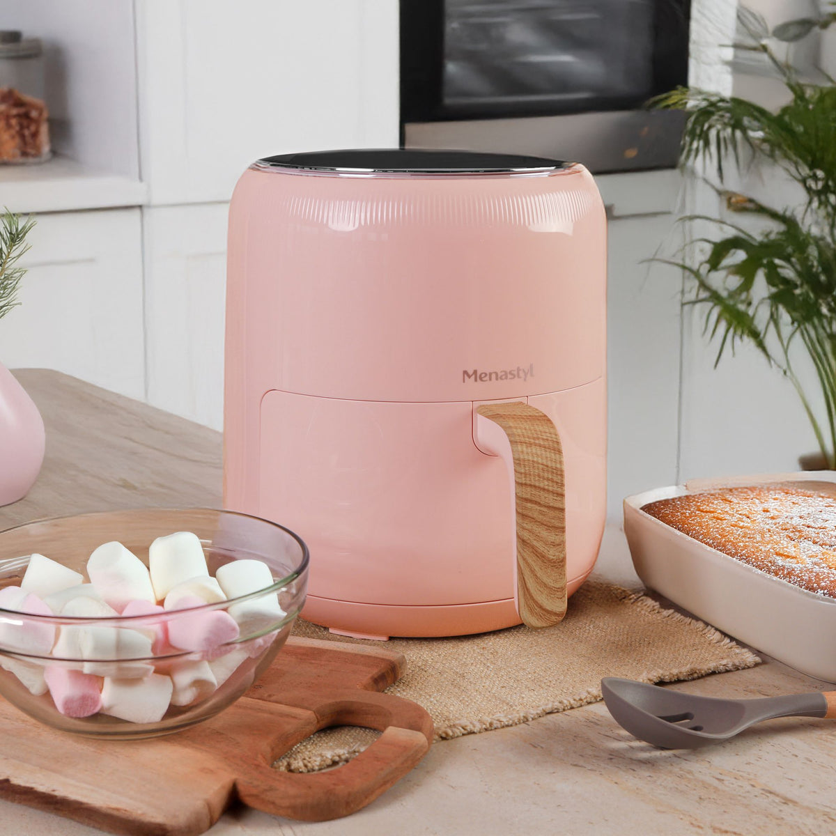 Friteuse à air chaud rose 4,5L sur plan de travail avec marshmallows et gâteau, vue d'ambiance cuisine