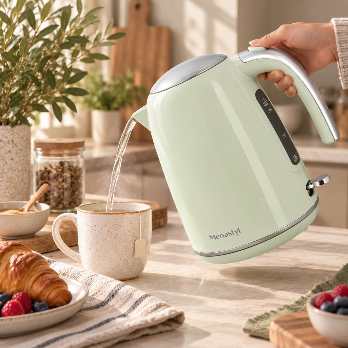 Bouilloire électrique rétro 1,7L vert menthe versant l'eau chaude dans une tasse, ambiance petit-déjeuner