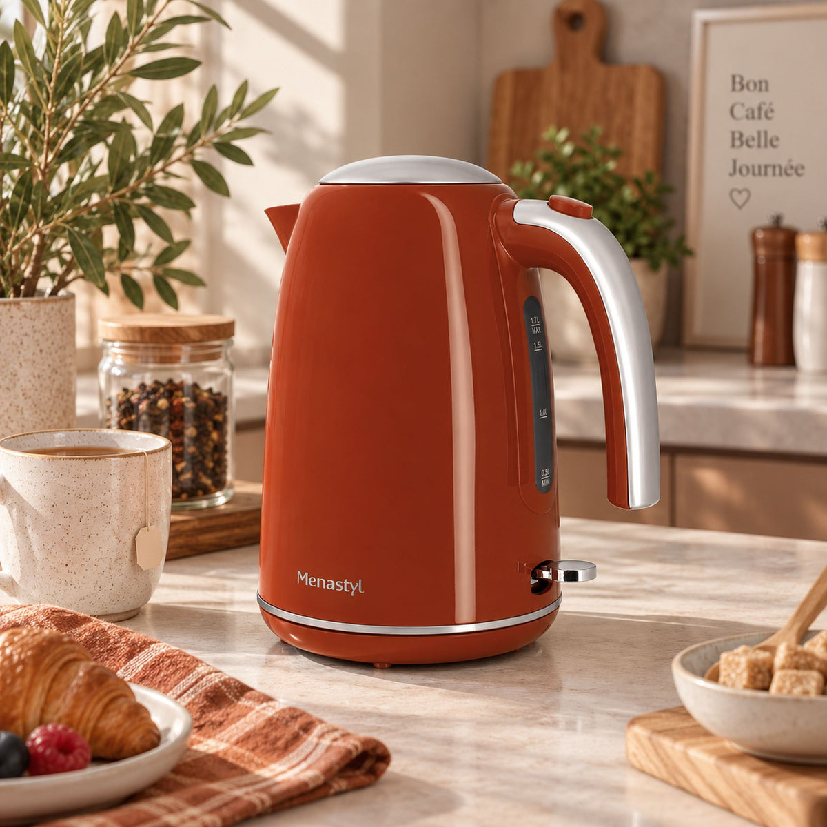 Bouilloire électrique 1,7L couleur terracotta posée sur plan de travail avec croissant et thé, ambiance petit-déjeuner français