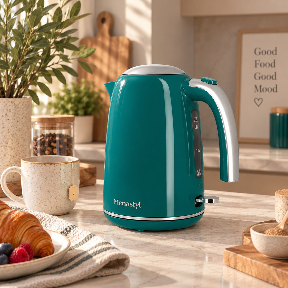 Bouilloire électrique rétro 1,7L turquoise Menastyl sur plan de travail avec petit-déjeuner, ambiance cuisine lumineuse