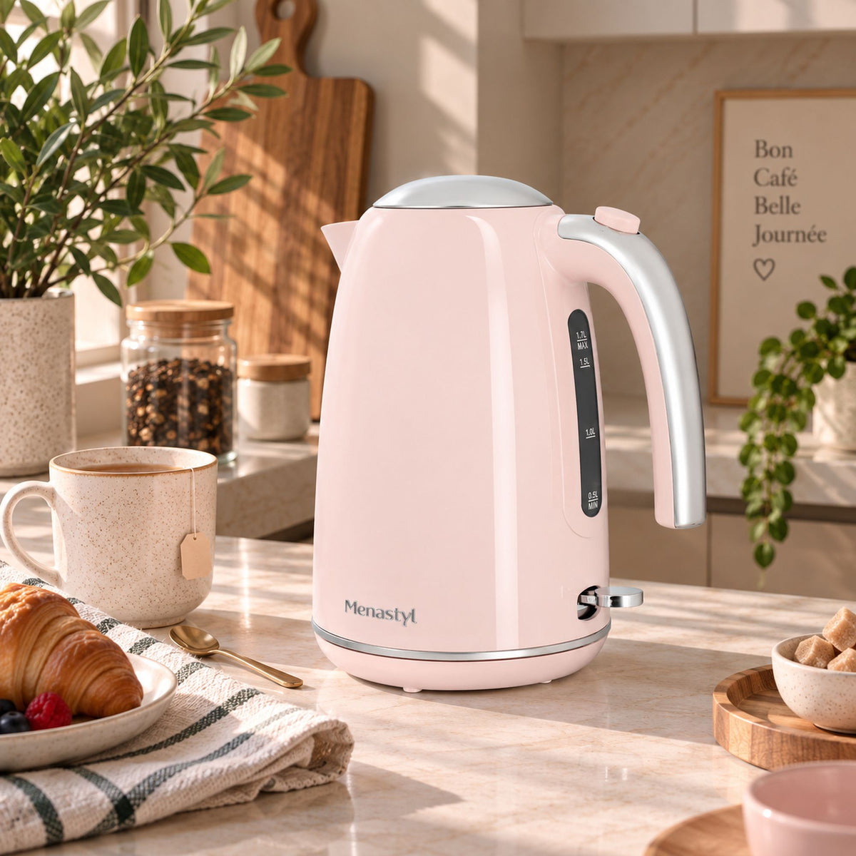 Bouilloire électrique rétro rose pastel 1,7L sur table petit-déjeuner avec croissant et tasse de thé