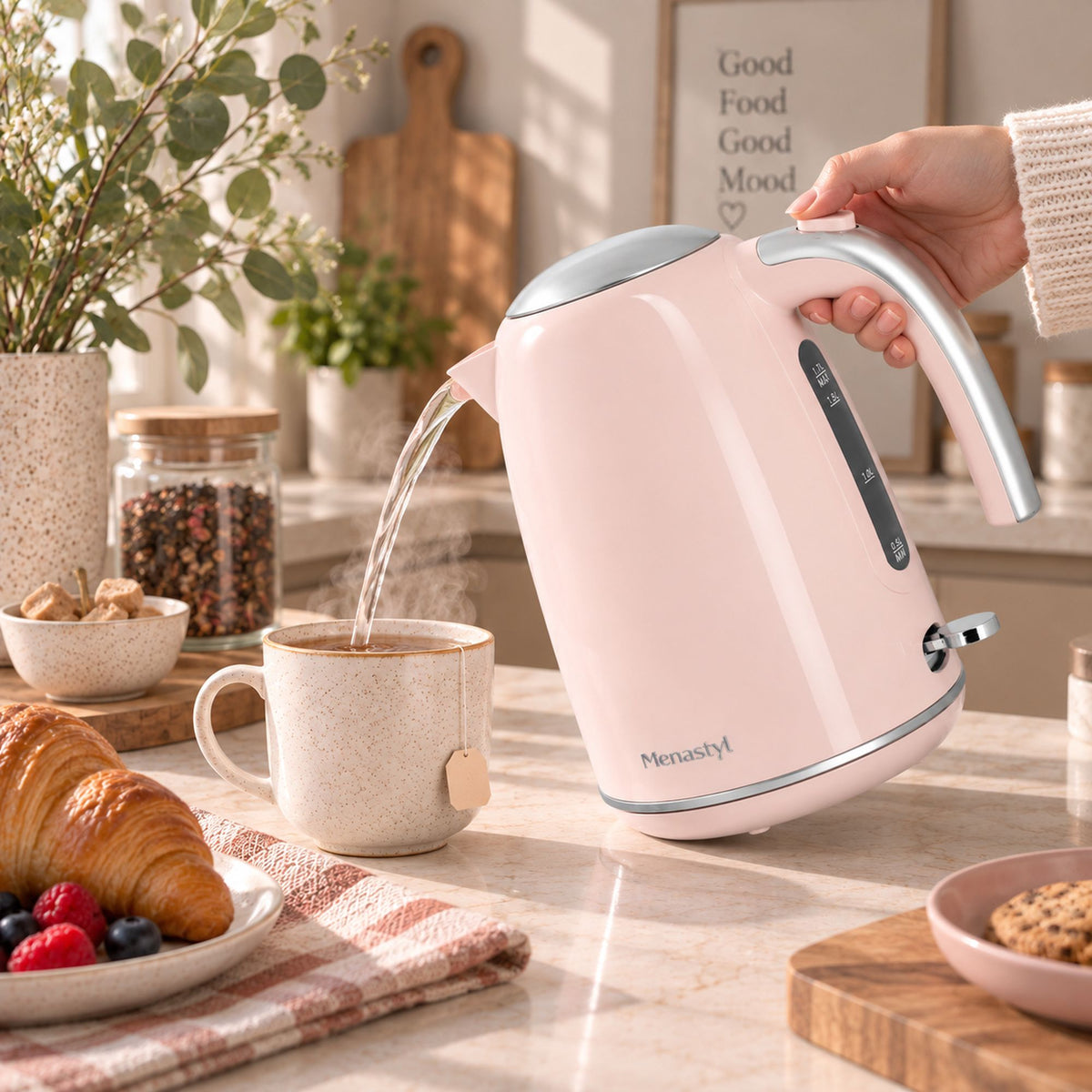 Bouilloire électrique rétro rose 1,7L versant eau chaude dans tasse, ambiance petit-déjeuner avec croissants et fruits