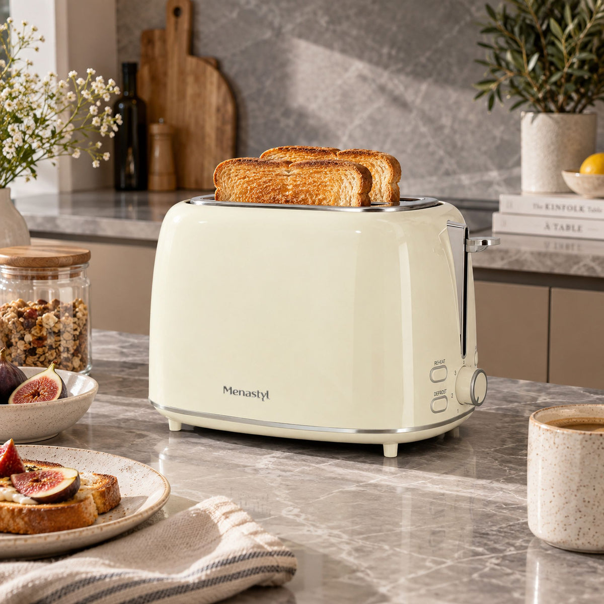 Grille-pain rétro 2 tranches crème avec toast doré dans cuisine moderne aux tons gris et bois