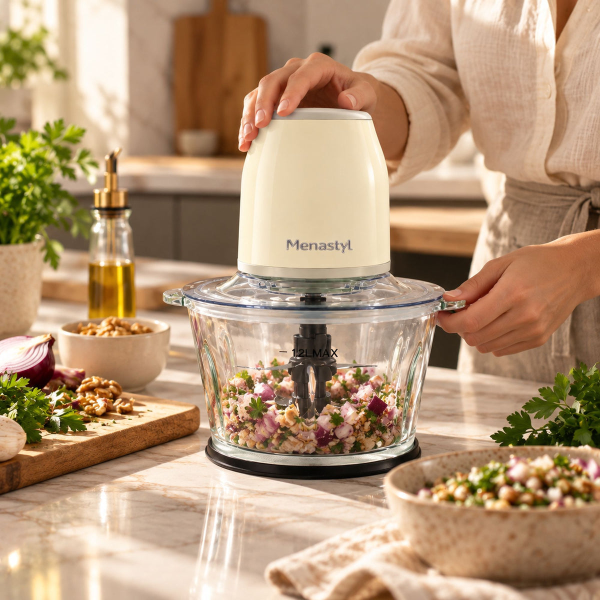 Hachoir électrique rétro crème en action, préparation d'oignons et herbes dans bol transparent 1,2L sur plan de travail cuisine