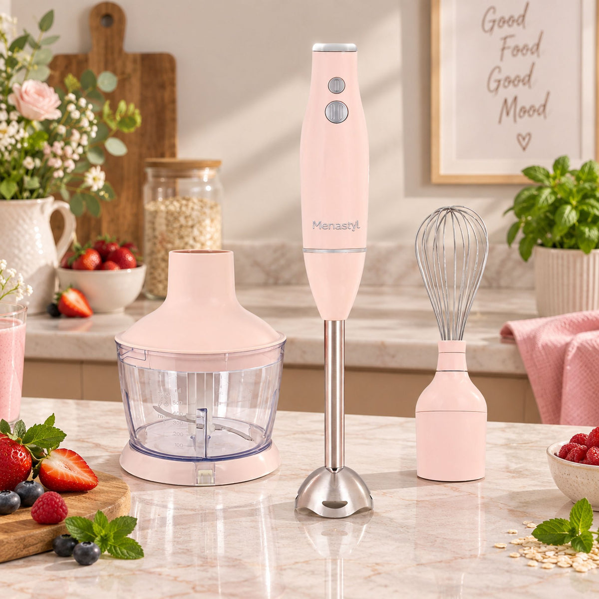 Mixeur multifonction 3 en 1 rose poudré avec bol hachoir et fouet, disposé sur plan de travail avec fraises