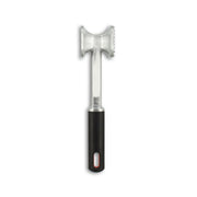 Attendrisseur de viande Menastyl en aluminium avec manche noir, double face à picots dentelés, vue complète sur fond blanc