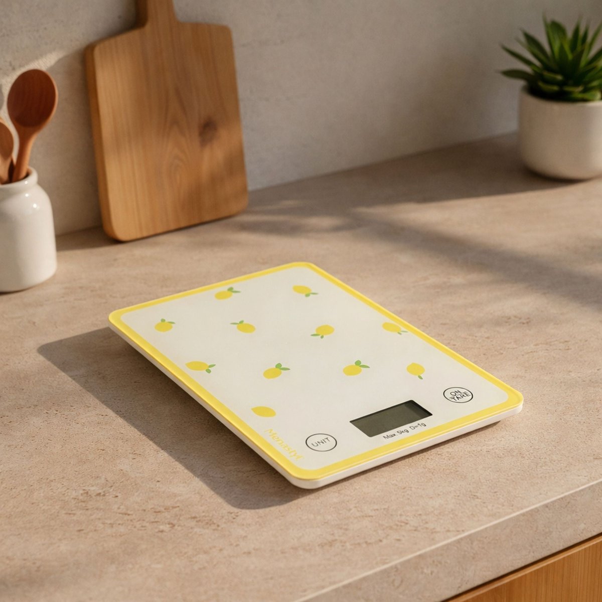 Balance de cuisine électronique motif citrons jaunes posée sur plan de travail avec décor cuisine en arrière-plan