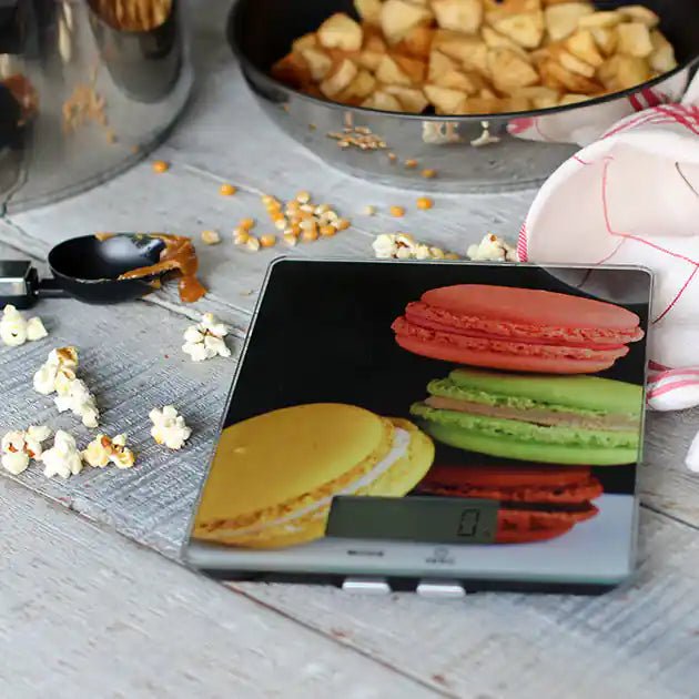 Balance de cuisine électronique Macaron avec plateau en verre noir, macarons colorés et décor gourmand de popcorn