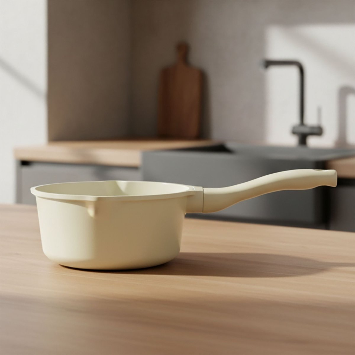 Casserole crème en fonte d'aluminium recyclé Pure, posée sur plan de travail bois clair dans cuisine moderne