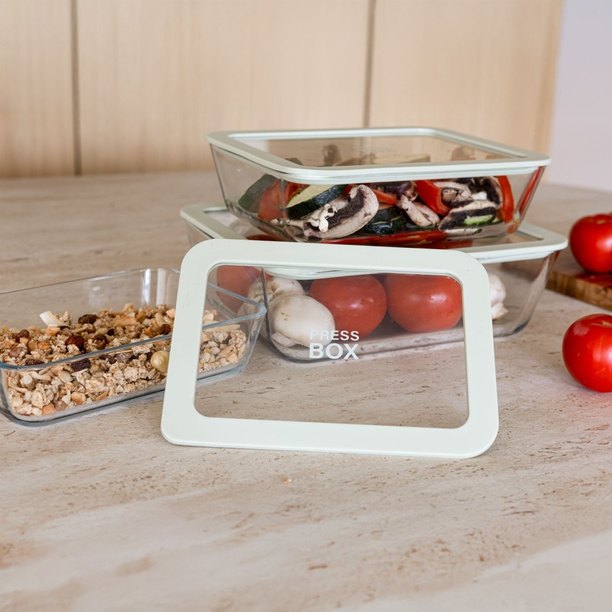 Boîtes hermétiques rectangulaires Pressbox empilées avec légumes et granola, verre borosilicate transparent