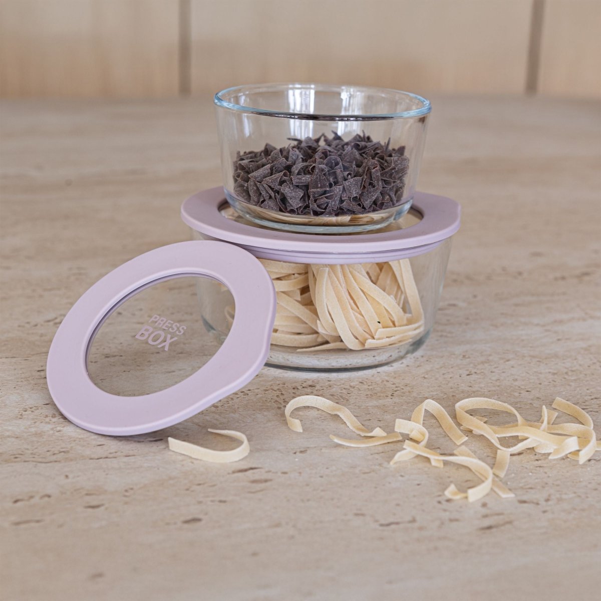 Boîte hermétique ronde Pressbox 250ml en verre borosilicate empilée, avec pâtes et copeaux de chocolat