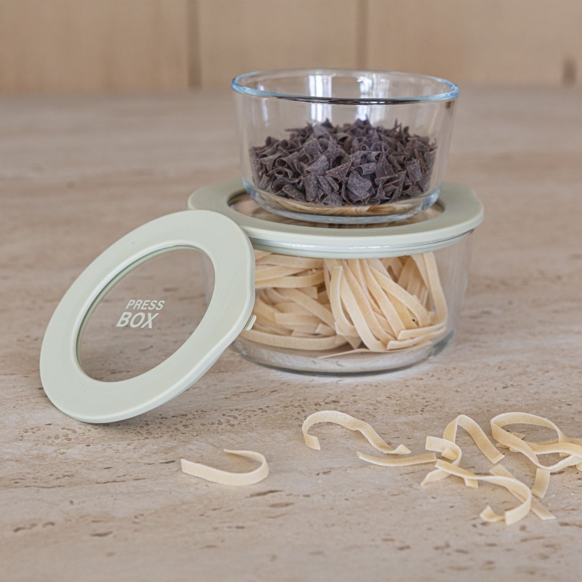 Boîte hermétique ronde Pressbox 250ml en verre transparent empilée, avec couvercle blanc et pâtes fraîches à l'intérieur