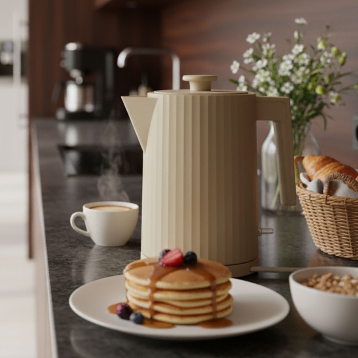 Bouilloire électrique 1,7L crème striée sur plan de travail avec pancakes, café et croissants, ambiance petit-déjeuner
