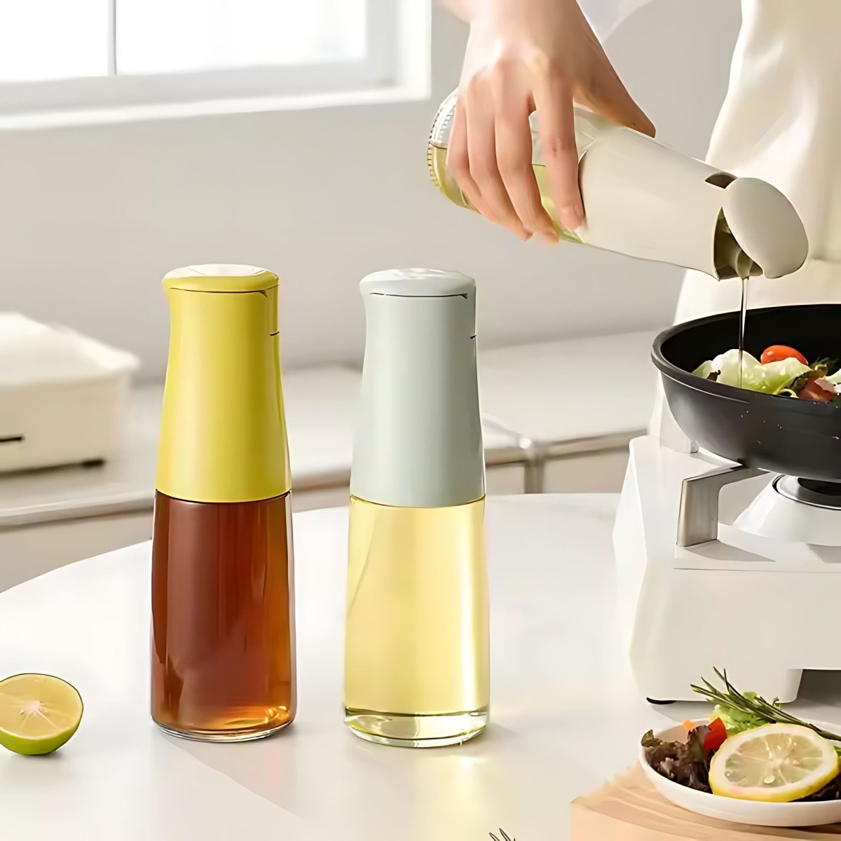 Bouteilles d'huile en verre avec bec verseur, modèles jaune et gris, utilisation en cuisine pour assaisonnement salade