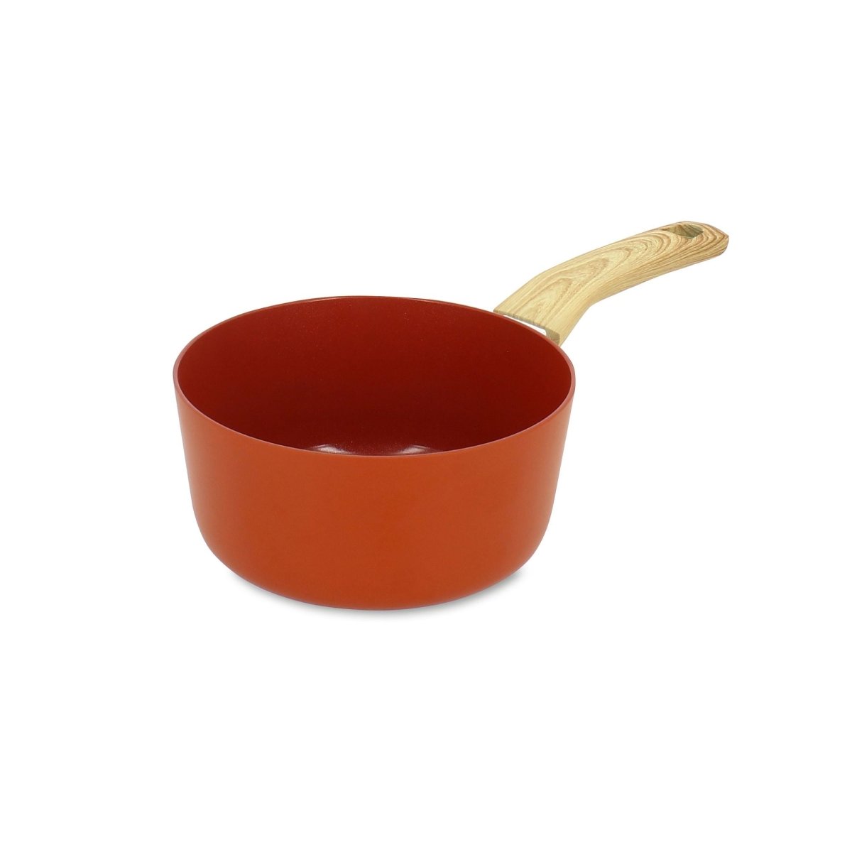 Casserole Colorama 16 cm orange en aluminium avec manche effet bois, vue de trois quarts sur fond blanc