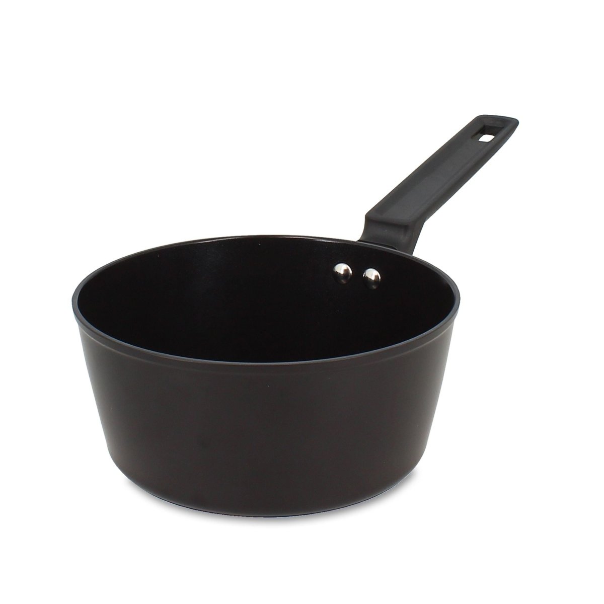 Casserole First 18 cm Menastyl en aluminium noir avec poignée ergonomique, vue de trois quarts sur fond blanc