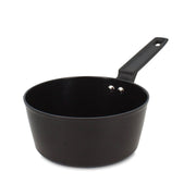 Casserole First 18 cm Menastyl en aluminium noir avec poignée ergonomique, vue de trois quarts sur fond blanc