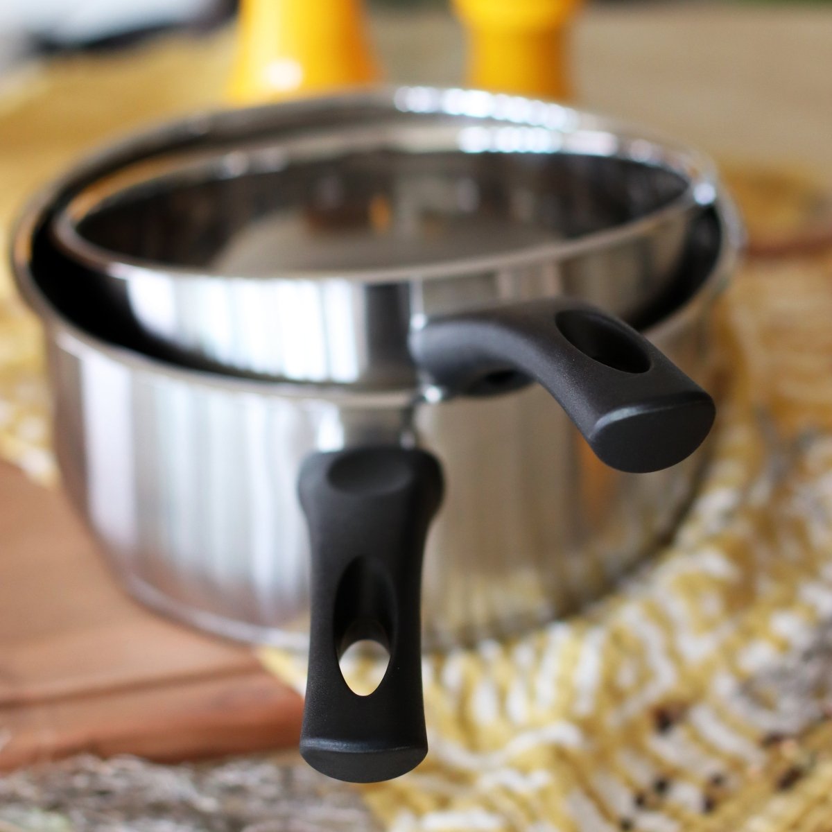 Casserole First 20 cm en acier inoxydable avec poignées noires, vue détail bord poli et pâtes