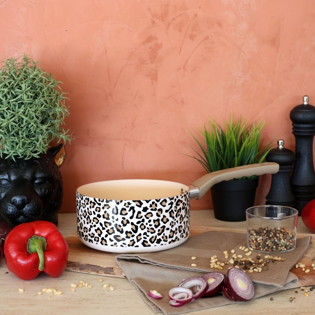 Casserole Léopard 18cm motif noir et blanc, vue d'ambiance cuisine avec légumes et épices sur plan de travail bois