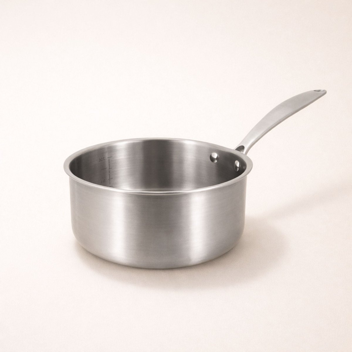Casserole Triply 16 cm en acier inoxydable triple couche Menastyl, vue de trois-quarts avec manche argenté