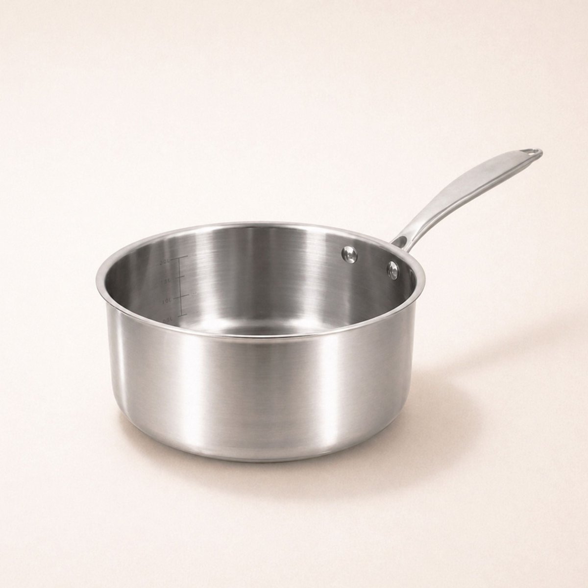 Casserole Triply 18cm en acier inoxydable triple couche Menastyl avec manche ergonomique, vue de trois quarts