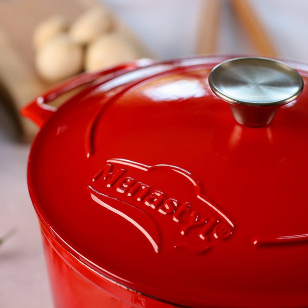 Couvercle rouge brillant de cocotte en fonte émaillée avec logo relief et bouton acier brossé
