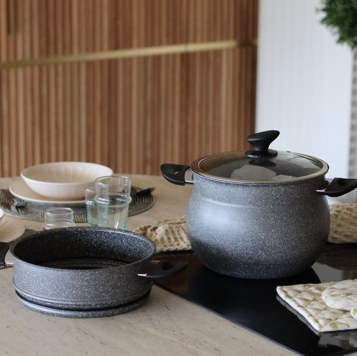 Couscoussier 9L gris anthracite avec couvercle en verre, mise en scène table avec vaisselle et plats orientaux