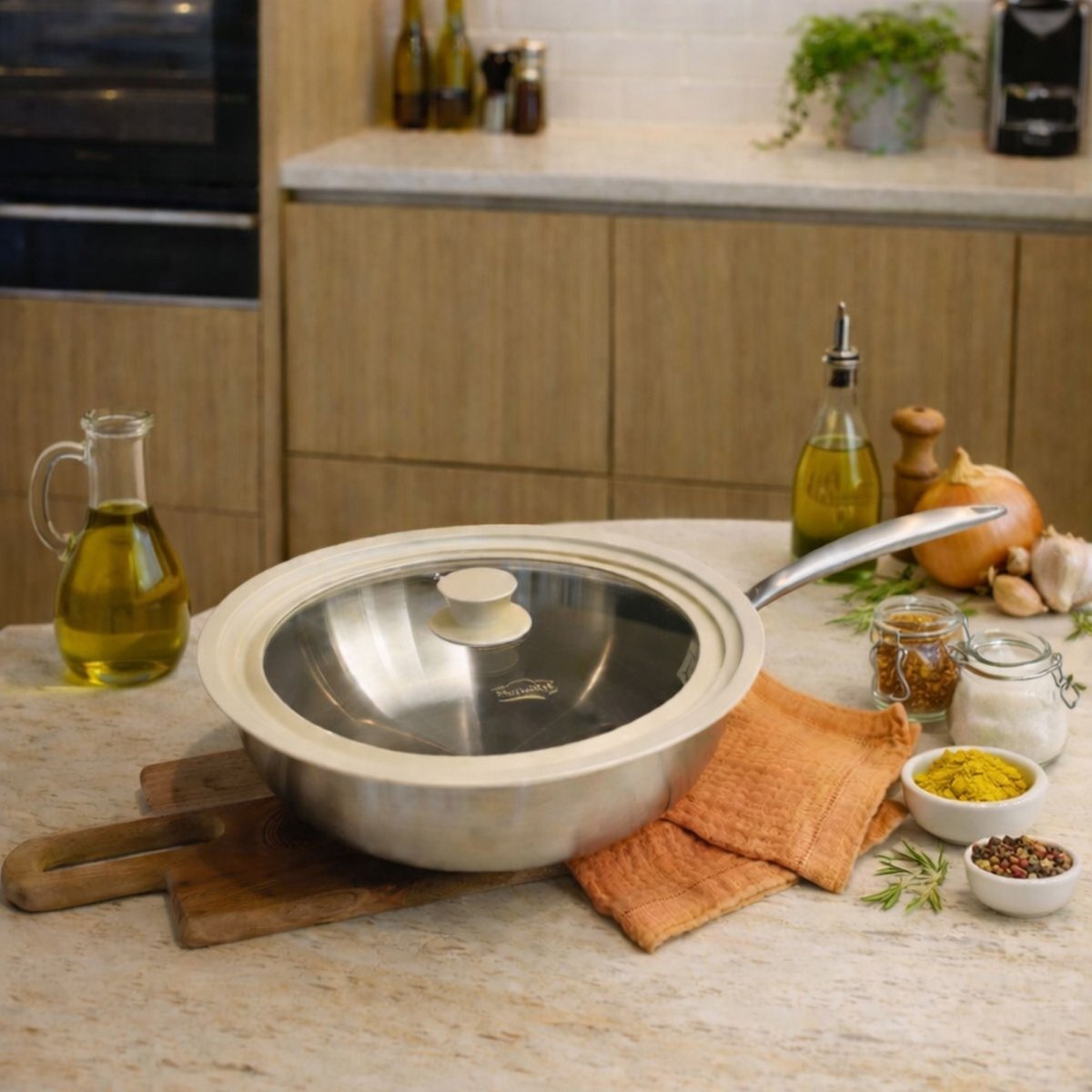 Couvercle universel en verre trempé avec bordure silicone blanc, posé sur plan de travail avec ingrédients de cuisine
