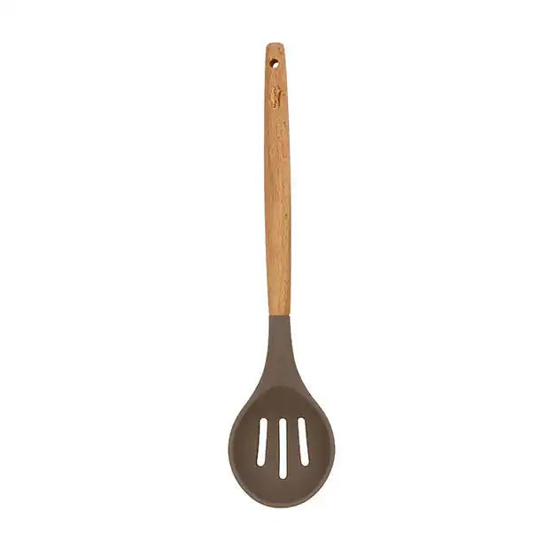 Cuillère ajourée Eliott Menastyl en silicone marron avec manche en bois, vue de face sur fond blanc