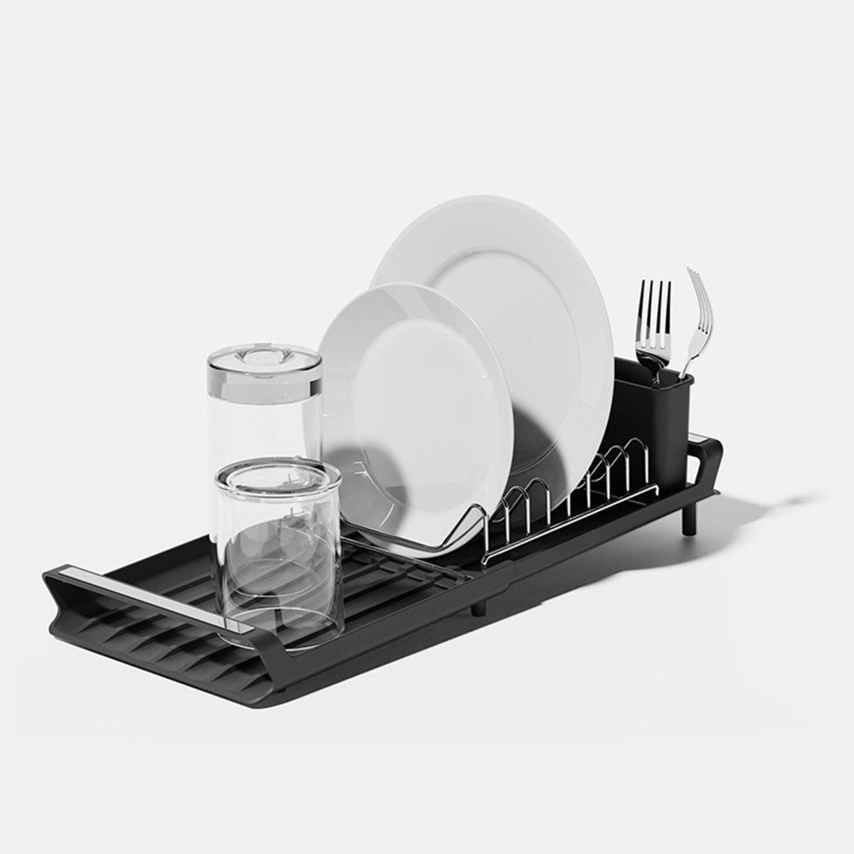 Égouttoir à vaisselle extensible noir avec assiettes, verres et couverts, vue d'ensemble sur fond clair
