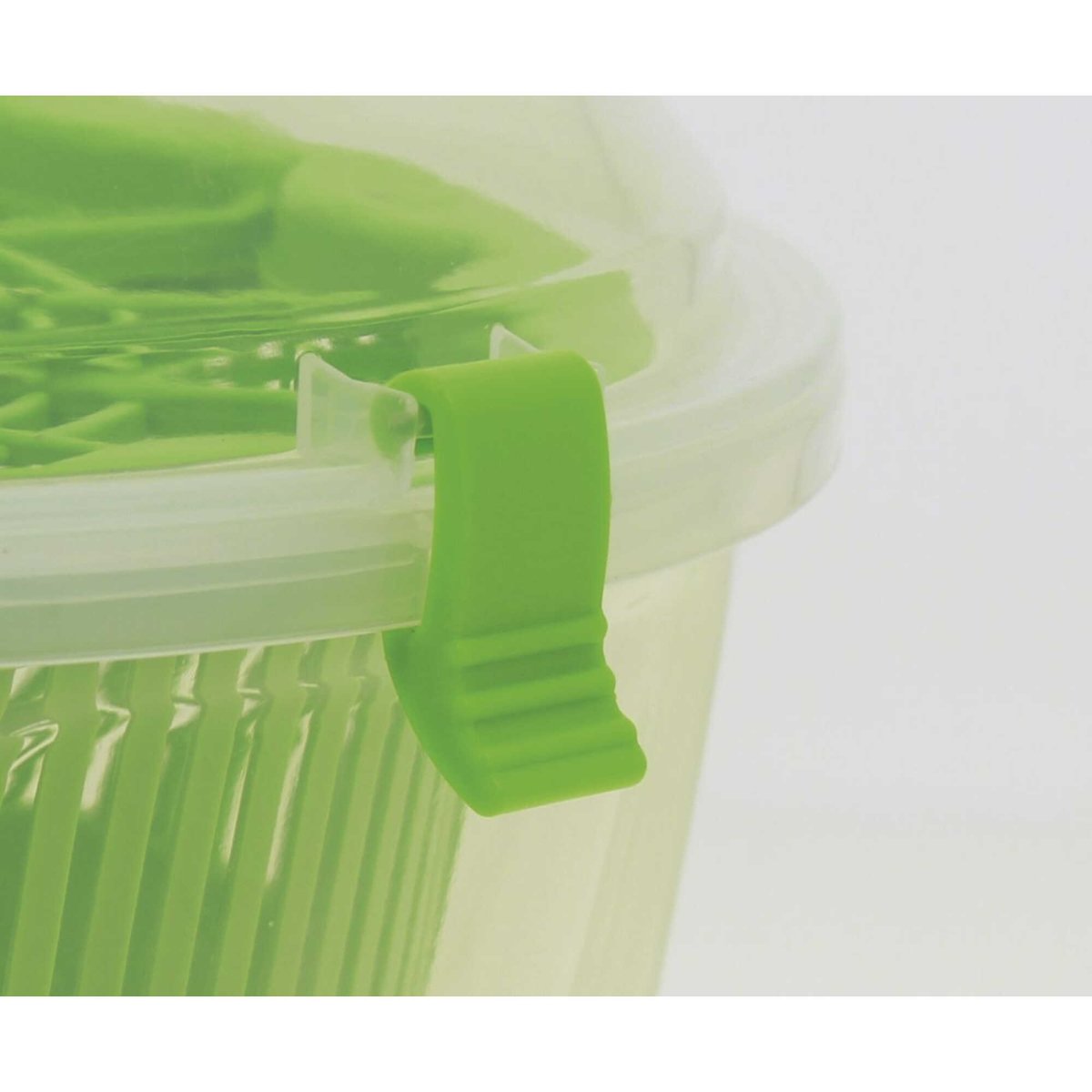 Détail du système de fixation du panier sur l'essoreuse à salade 25cm en plastique vert