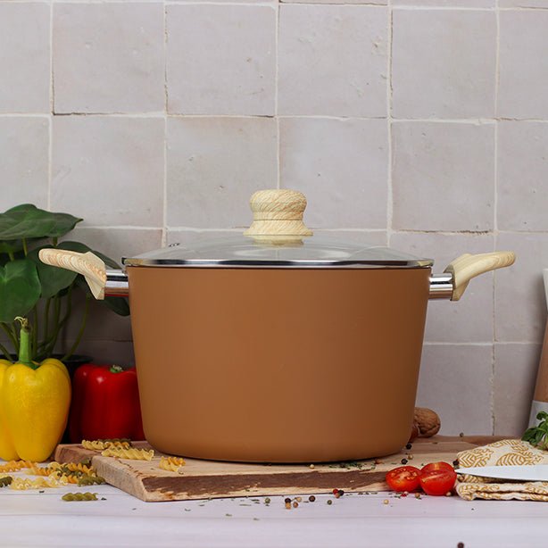 Faitout Colorama 24cm couleur caramel avec couvercle, poignées bois, posé sur plan de travail avec légumes frais