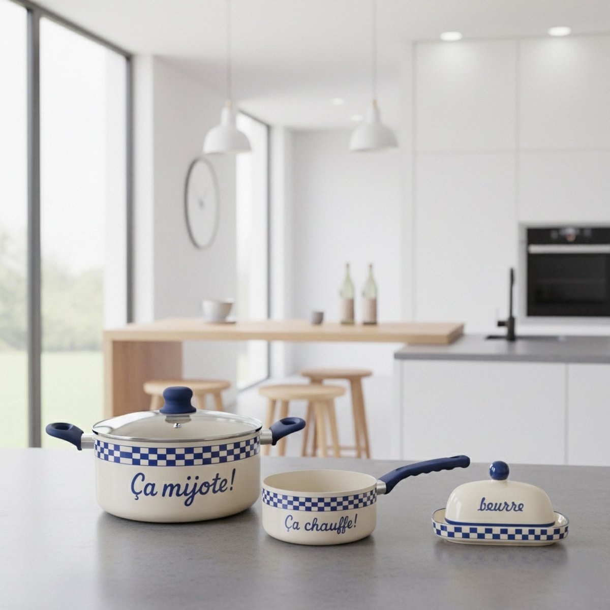 Faitout Ginette 24cm crème à carreaux bleus dans cuisine moderne scandinave avec casserole et beurrier assortis
