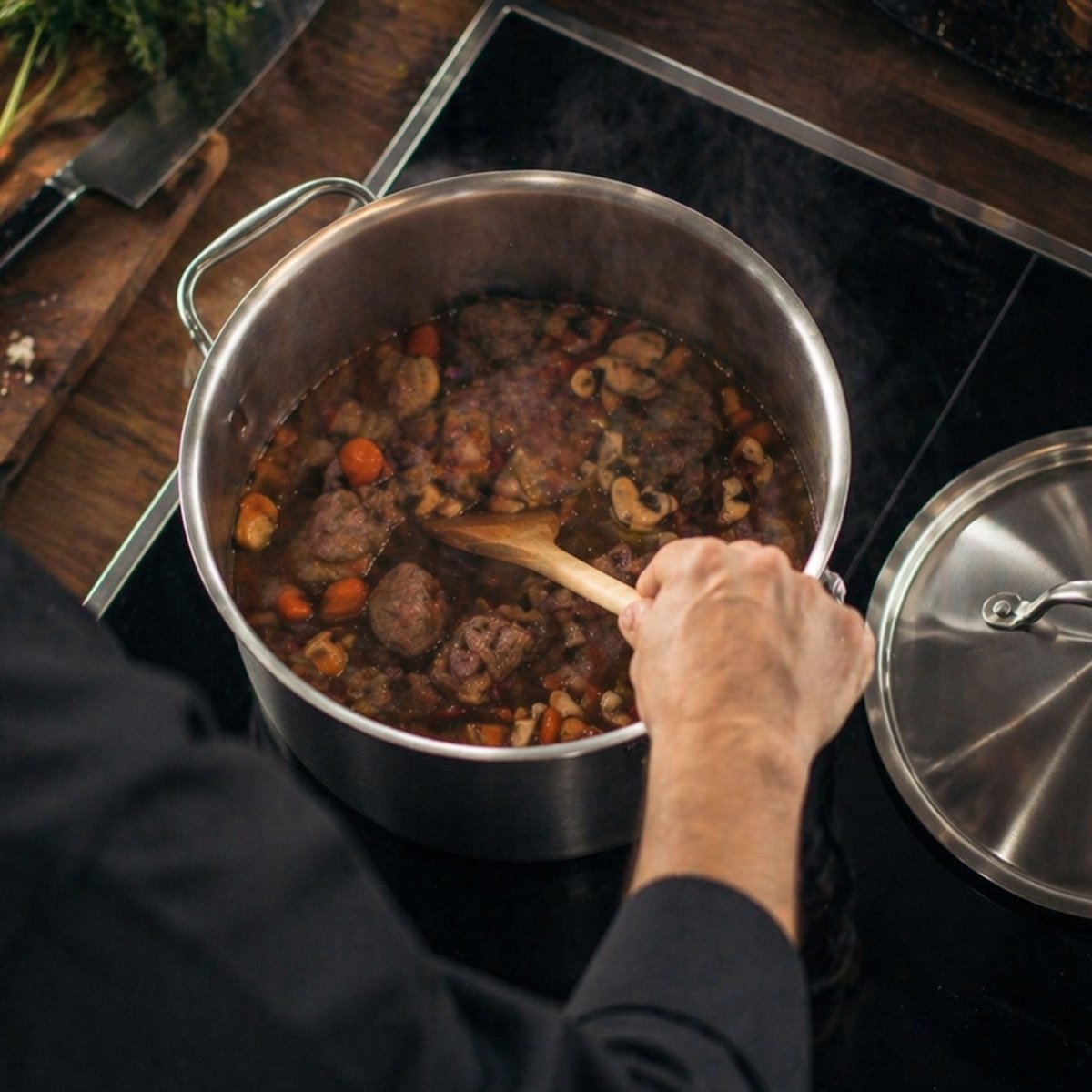 Faitout Triply 24cm en inox lors de la cuisson d'un boeuf bourguignon mijoté avec légumes