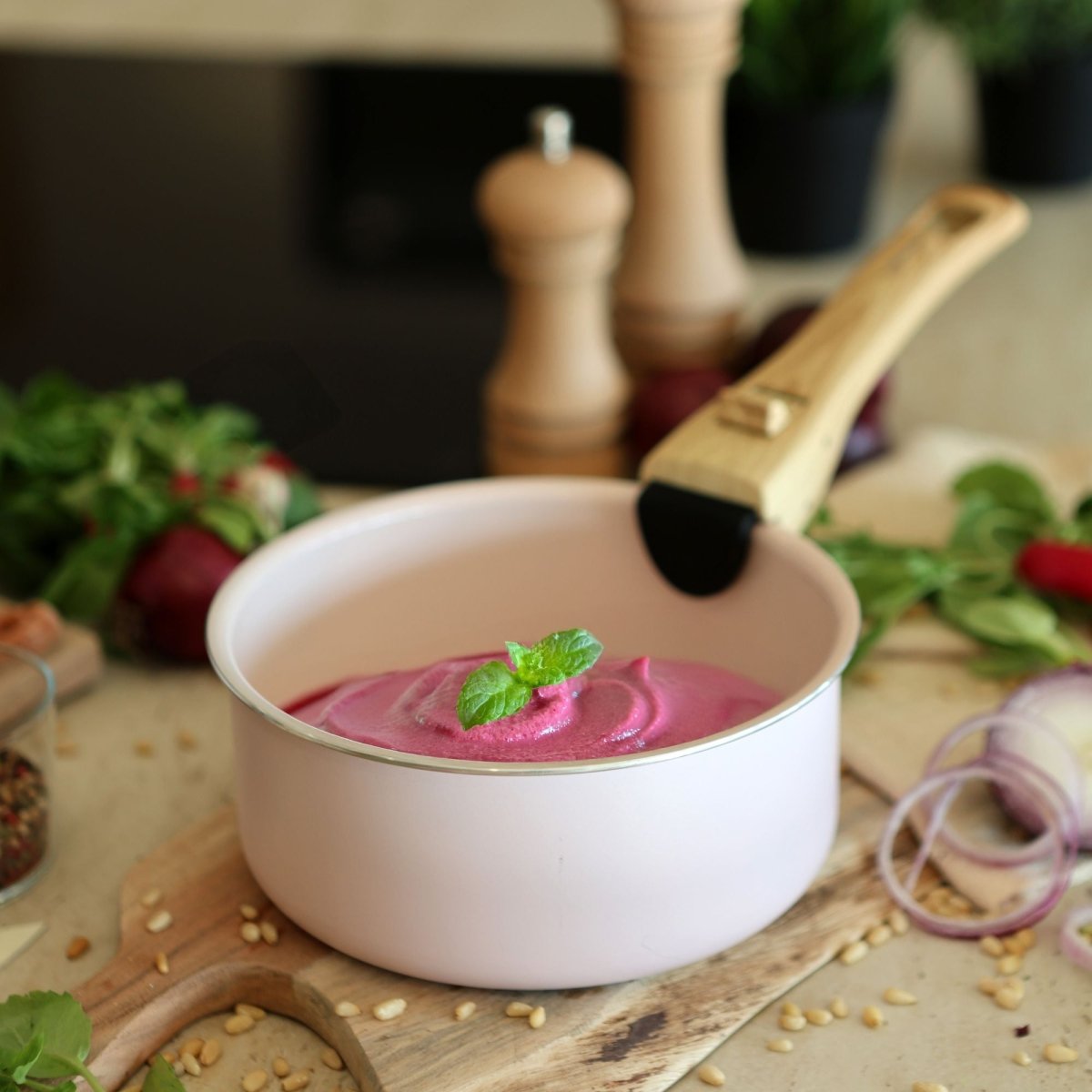 Casserole Colorama avec soupe rose betterave, poignée amovible en bois, dressage culinaire sur planche