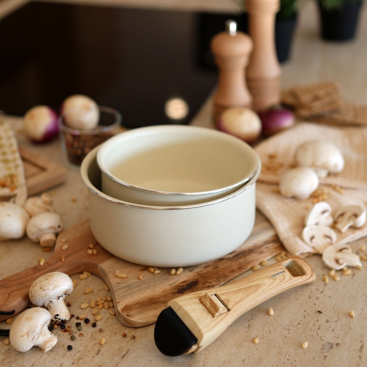 Casserole blanche en aluminium avec couvercle, présentée sur planche bois avec champignons et épices