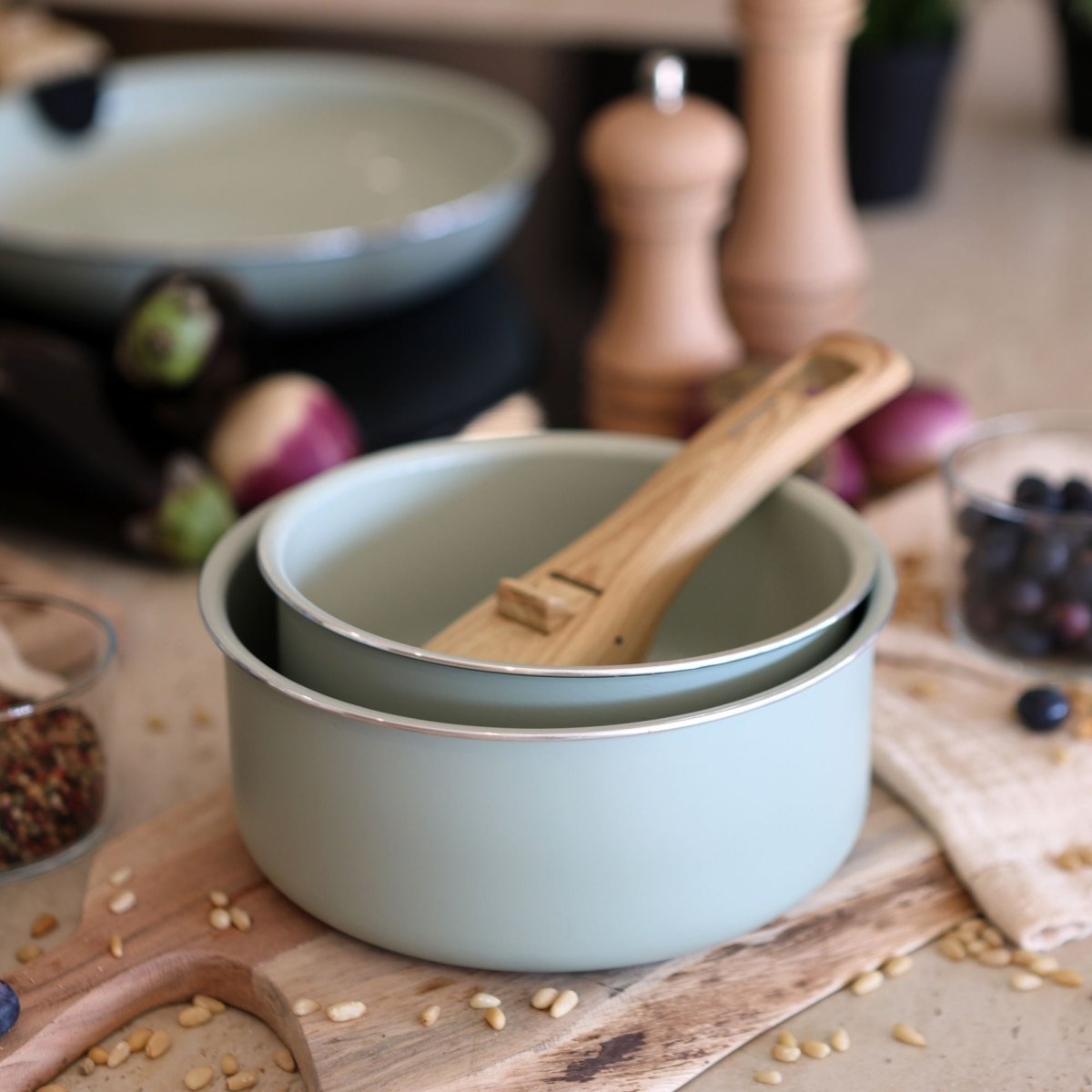 Casserole Colorama blanc cassé avec poignée amovible en bois sur planche, vue détaillée de l'intérieur