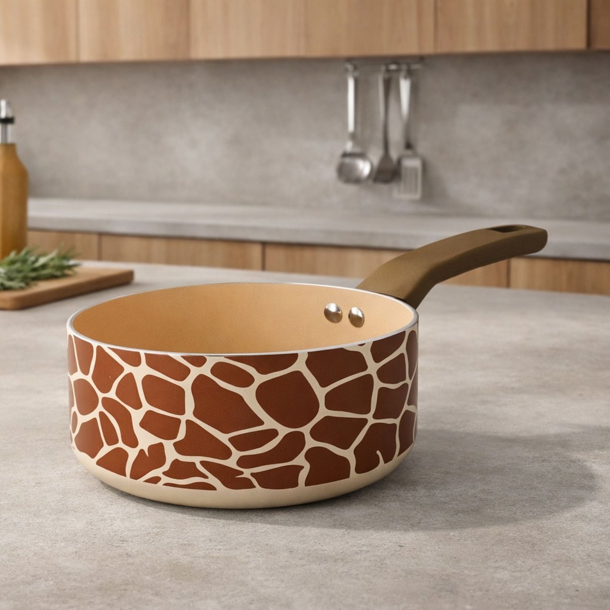 Casserole motif girafe en aluminium et céramique sans PFAS, vue en situation dans cuisine moderne